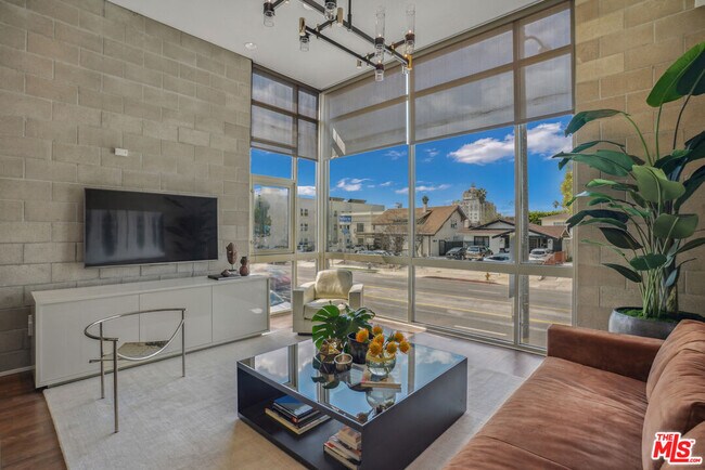 Building Photo - 530 N Larchmont Blvd