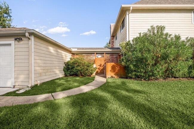 Building Photo - 15526 Cabildo Dr