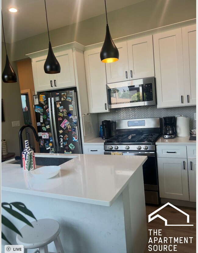Foto del edificio - 3611 N Greenview Ave