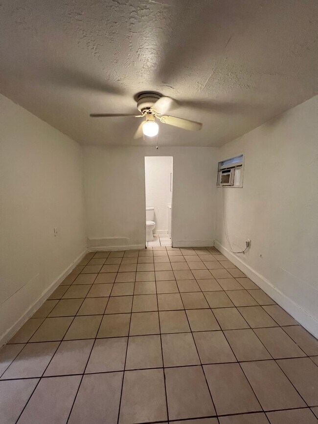 Foto del edificio - Rear 1 Bedroom Separate Unit Home