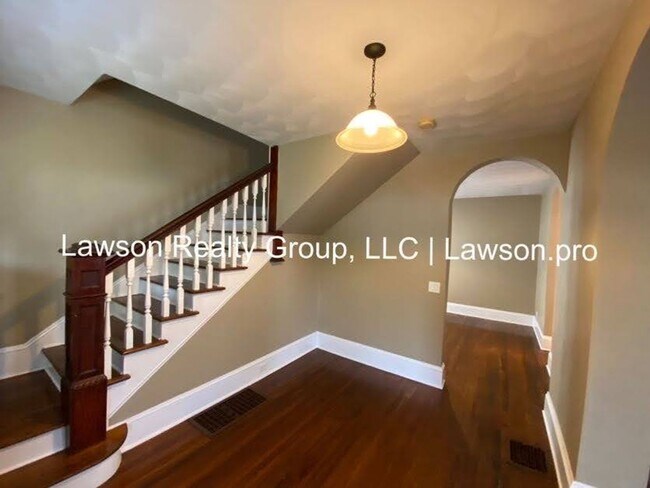 Building Photo - Updated Colonial in Convenient Location