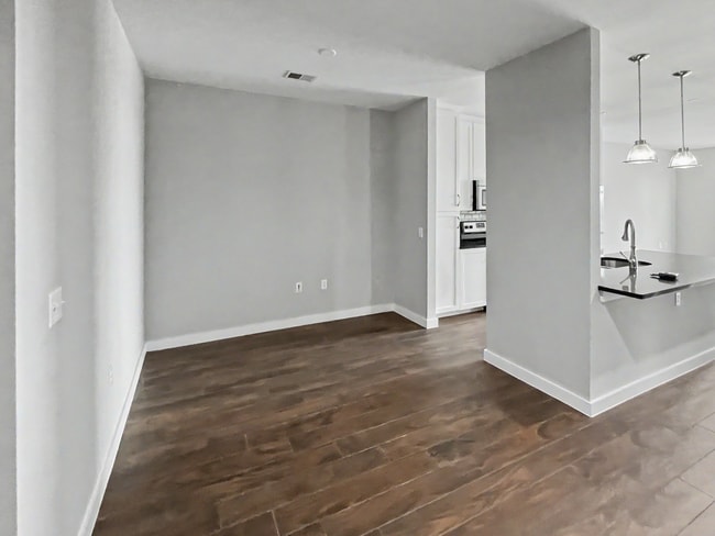 Building Photo - Sun Soaked Penthouse in Dallas