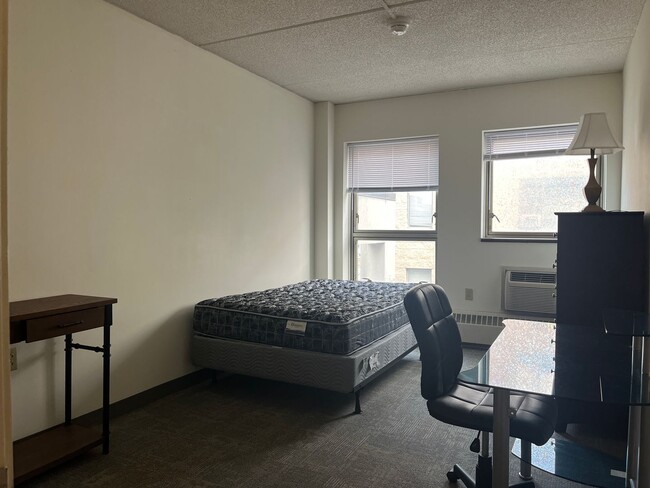 Interior Photo - 407 College Ave