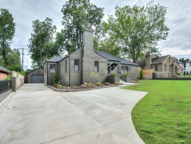 Building Photo - Luxury Living in the Heart of Tulsa