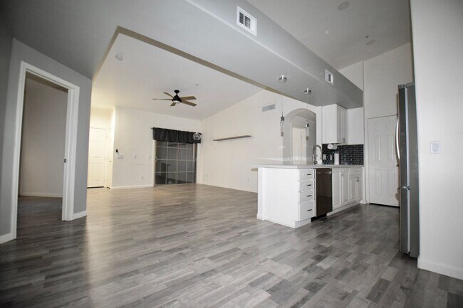 Building Photo - Great 2 bedroom 2 bathroom Mesa Condo