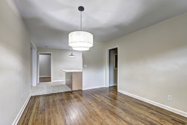Building Photo - 810 Commodore Dr NW