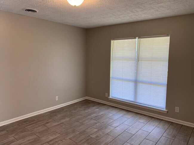 Building Photo - 43 Gillman Ln