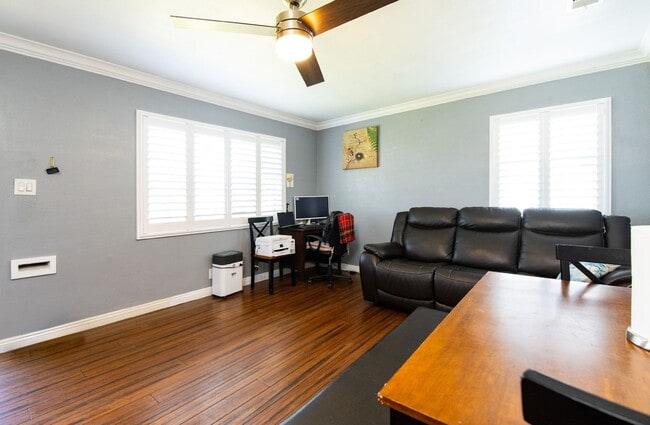 Building Photo - House - 2 Bedrooms / 1 Bathroom - Downey