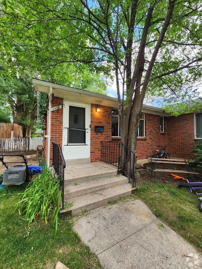 Building Photo - 1427 Custer Ave