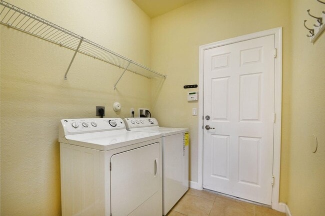 Building Photo - 10385 Wellington Parc Dr