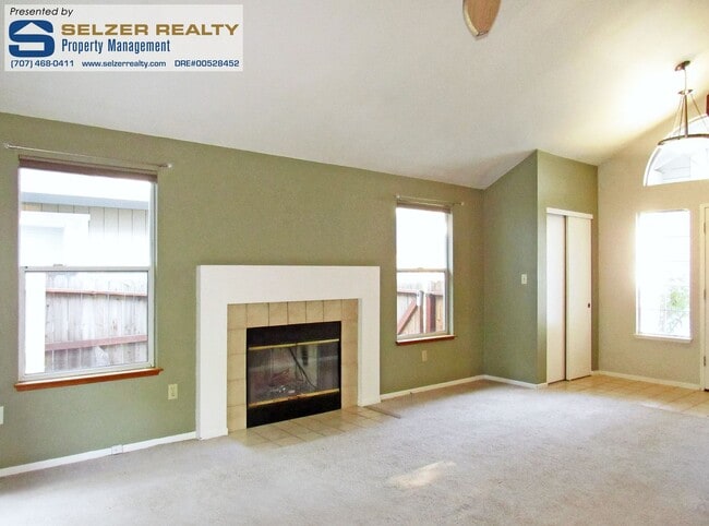 Foto del edificio - Handsomely appointed 4 bd. home near parks, schools, & shopping!