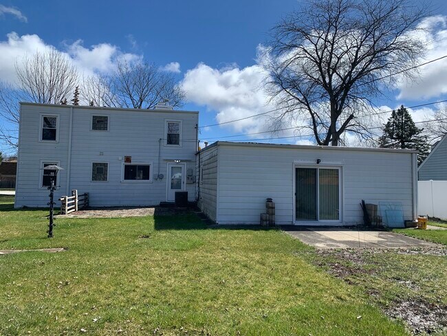 Building Photo - 670 Pfingsten Rd