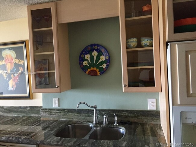 Building Photo - 200 Leslie Dr