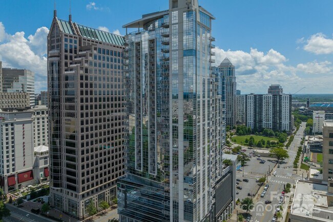 Foto del edificio - 333 W Trade St