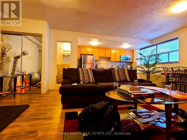 Photo du bâtiment - 1751 Victoria Park Ave