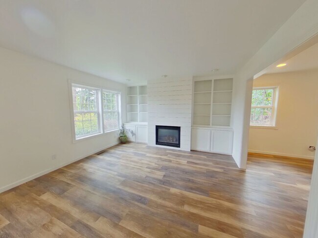 Building Photo - Large Beautiful Home in the Hills