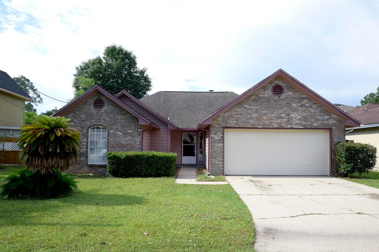 103 Crystal Lake Ln, Valparaiso, FL 32580 House for Rent in