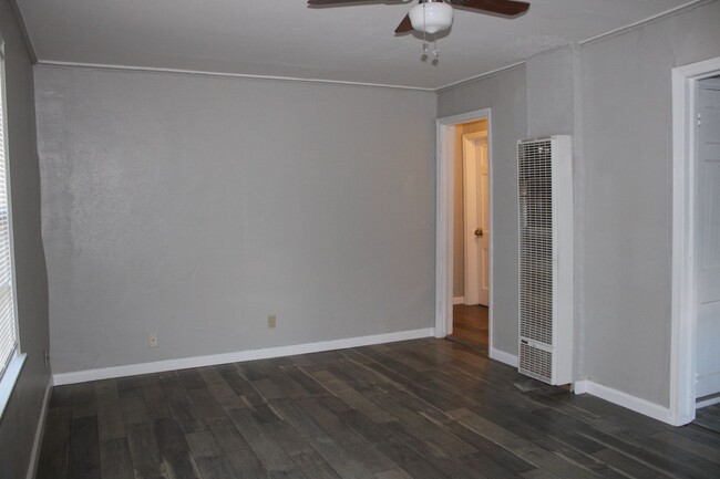 Building Photo - 2 bed, remodeled!