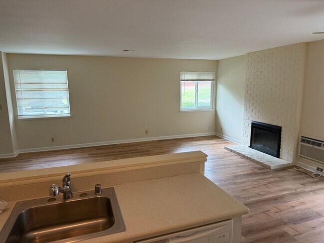 Foto del edificio - PARKLIKE SETTING ...CLEAN, AND FRESH, NEW REFRIGERATOR, NEW CLOSET DOORS...2 BEDROOMS/1 BATH IN G...