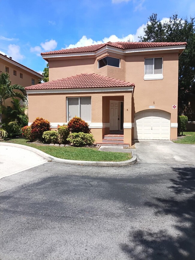 Building Photo - 11379 Lakeview Dr