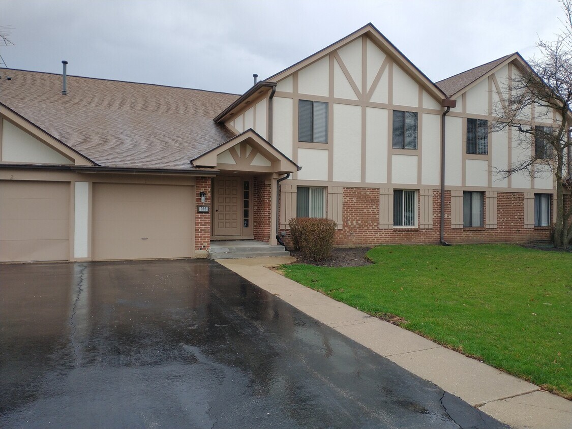 Foto principal - 936 Surrey Dr