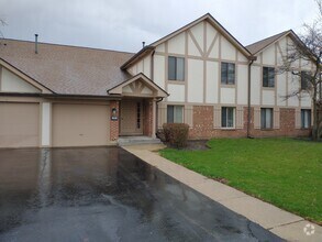 Building Photo - 936 Surrey Dr