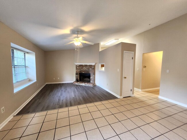 Building Photo - 2 bedroom duplex available for a move Marc...