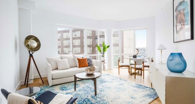 Building Photo - 2 bedroom in LONG ISLAND CITY NY 11101