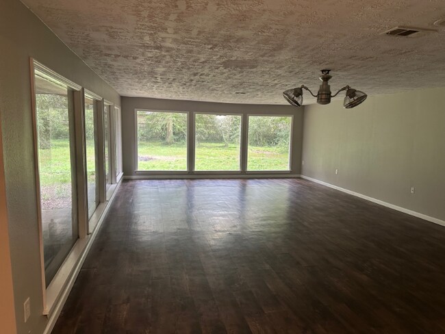 Building Photo - 710 Riverview Dr