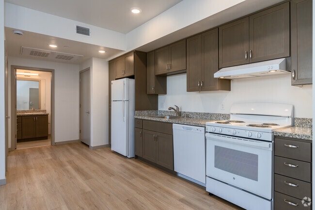 1BR, 1BA - 598SF - Kitchen - Bar Triangle