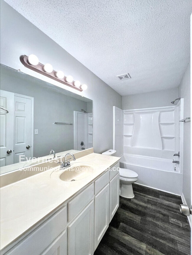 Building Photo - Charming 3-Bedroom Home with Comfortable L...