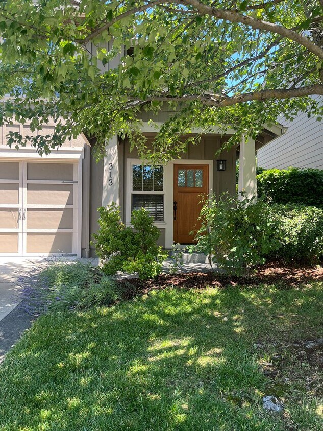 Primary Photo - 3 Bedroom 2.5 Bath Townhouse