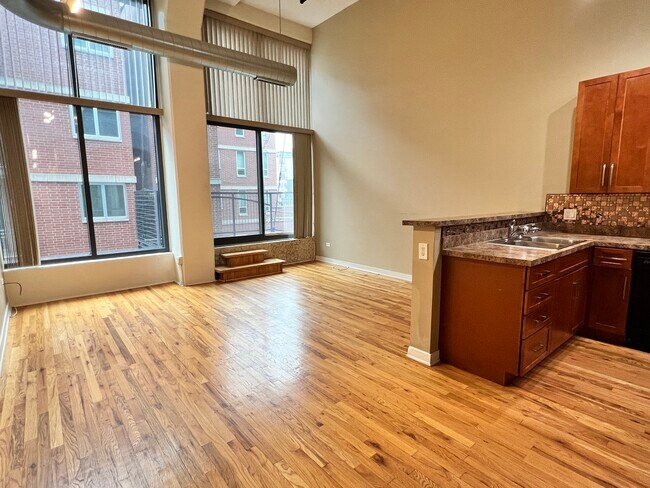 Building Photo - 1224 W Van Buren St