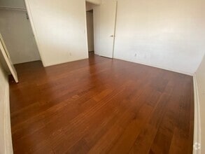 Building Photo - 2 Lindberg