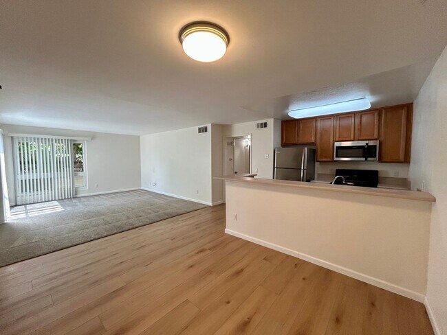 Foto del edificio - 2 Bed 2 Bath with Remodeled Bathrooms! Wat...