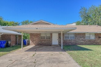 Building Photo - 813 Drake Dr
