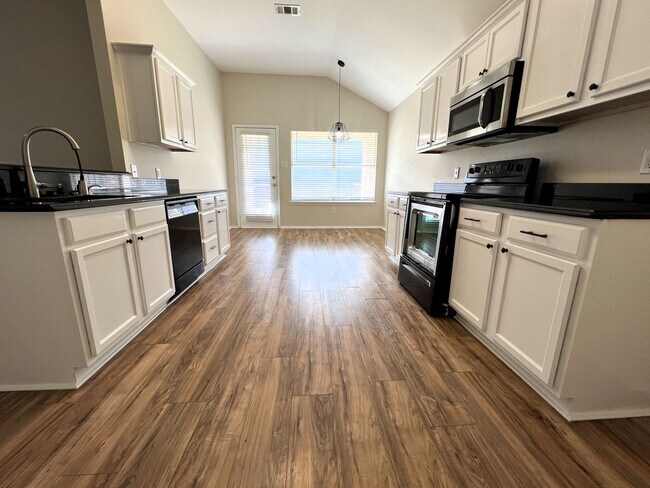 Building Photo - Cute 4 bedroom