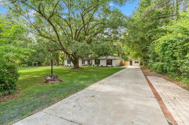 Foto del edificio - 3333 Meadow Hill Rd