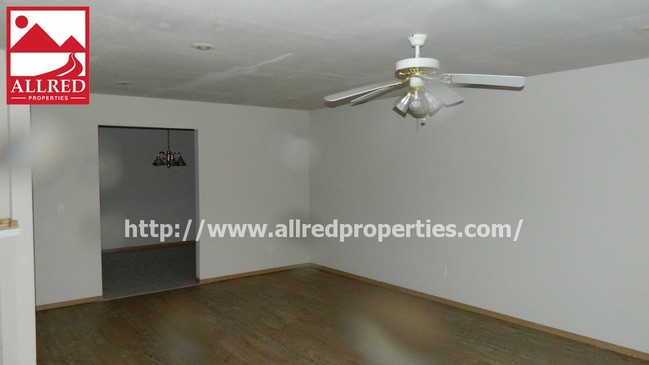 Building Photo - Large Duplex Available Now