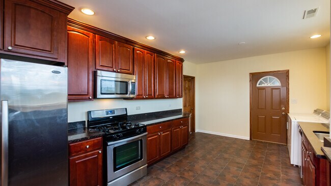 Building Photo - 7554 N Claremont Ave