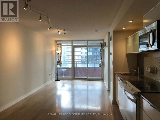 Photo du bâtiment - 1121 - 4K SPADINA AVENUE