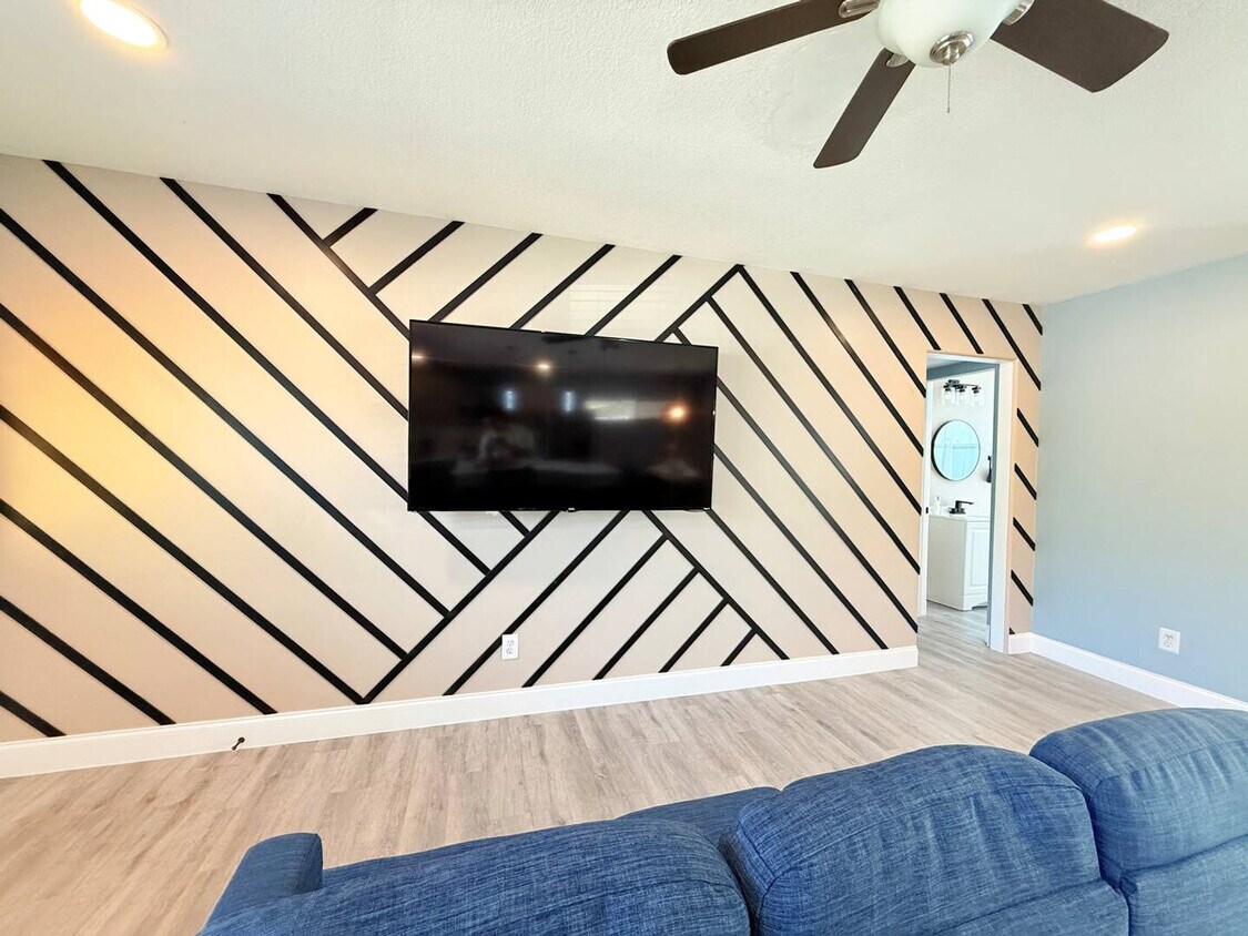 Foto principal - 3120 Drake Dr