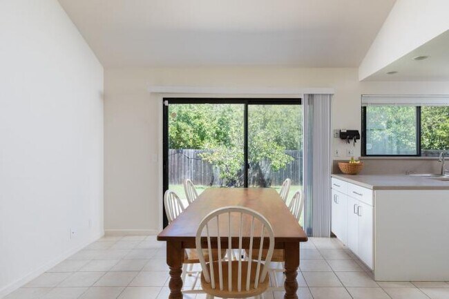Foto del edificio - 4 bedroom in San Rafael CA 94903