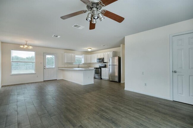 Foto del edificio - 640 Fallen Oak Dr
