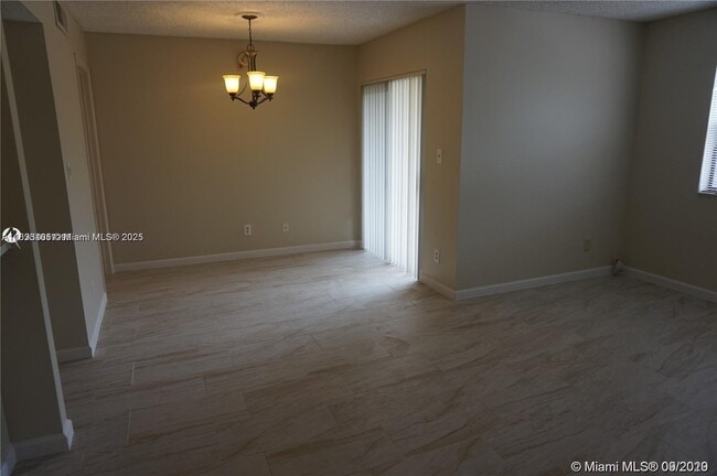 Building Photo - 630 S Park Rd