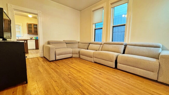 Building Photo - Historic Downtown 4 Bed 1.5 Bath Across from St Joes Hospital and Pres St Lukes.