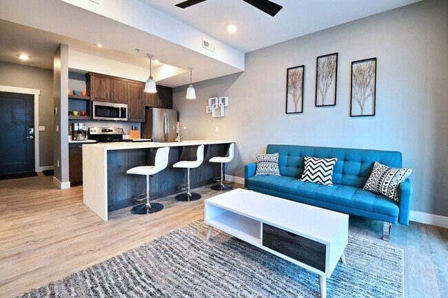 Foto del edificio - TOP FLOOR, ONE BEDROOM CONDO IN PROSPECTOR!