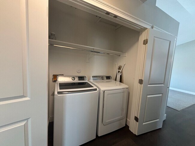 Building Photo - Beautiful Home close to the freeway and ho...