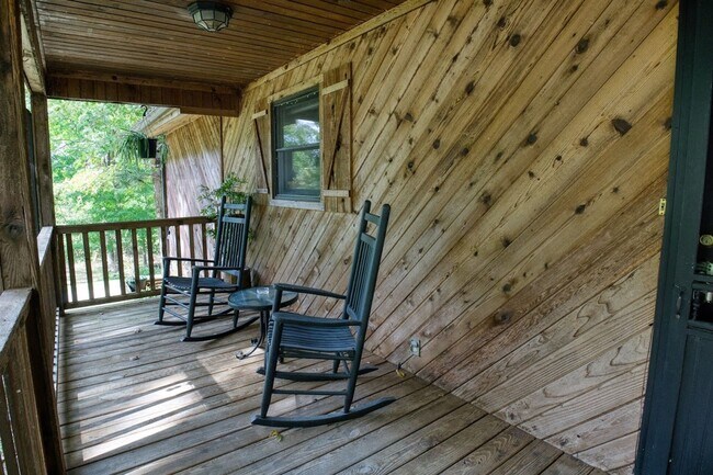 Foto del edificio - Monthly Waterfront Cabin with Slip