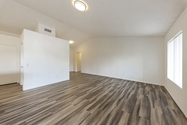 Building Photo - 252 W Wahalla Ln